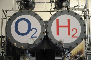 Zwei Tanks mit einem Etikett, auf dem O2 und H2 steht.